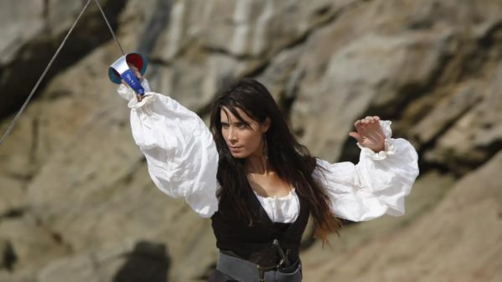 Pilar Rubio y Oscar Jaenada ruedan una de piratas en la Costa da Morte