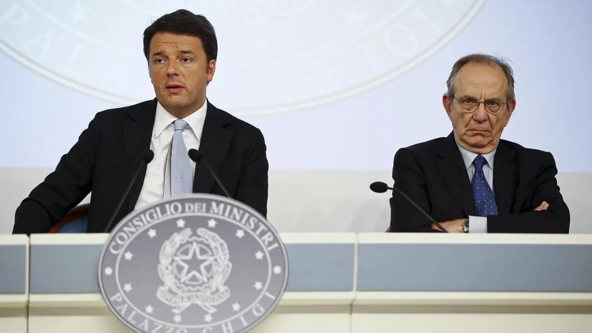 El primer ministro italiano, Matteo Renzi (i) y el ministro de Economía, Pier Carlo Padoan, durante la comparecencia de prensa