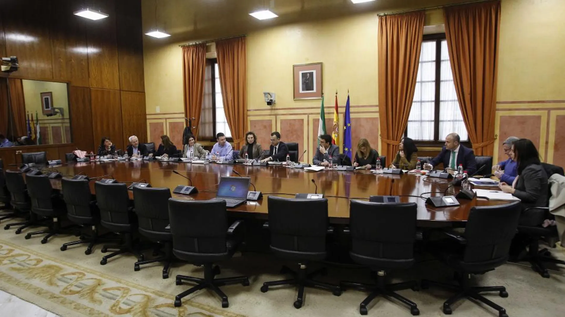 El Grupo de Trabajo para la reforma de la financiación autonómica arrancó hace seis meses y contará con un documento de conclusiones con la base de PSOE, Podemos e IU para la jornada previa al Día de Andalucía