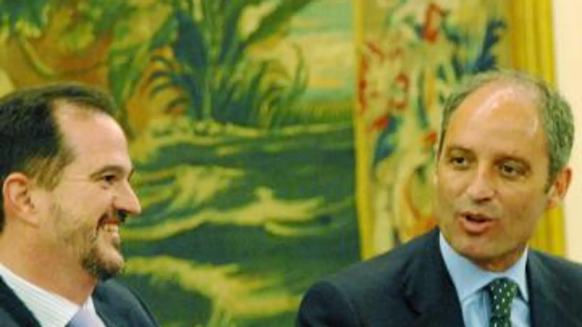 Por la tarde, el presidente presentó a Carlos Iturgáiz en una conferencia