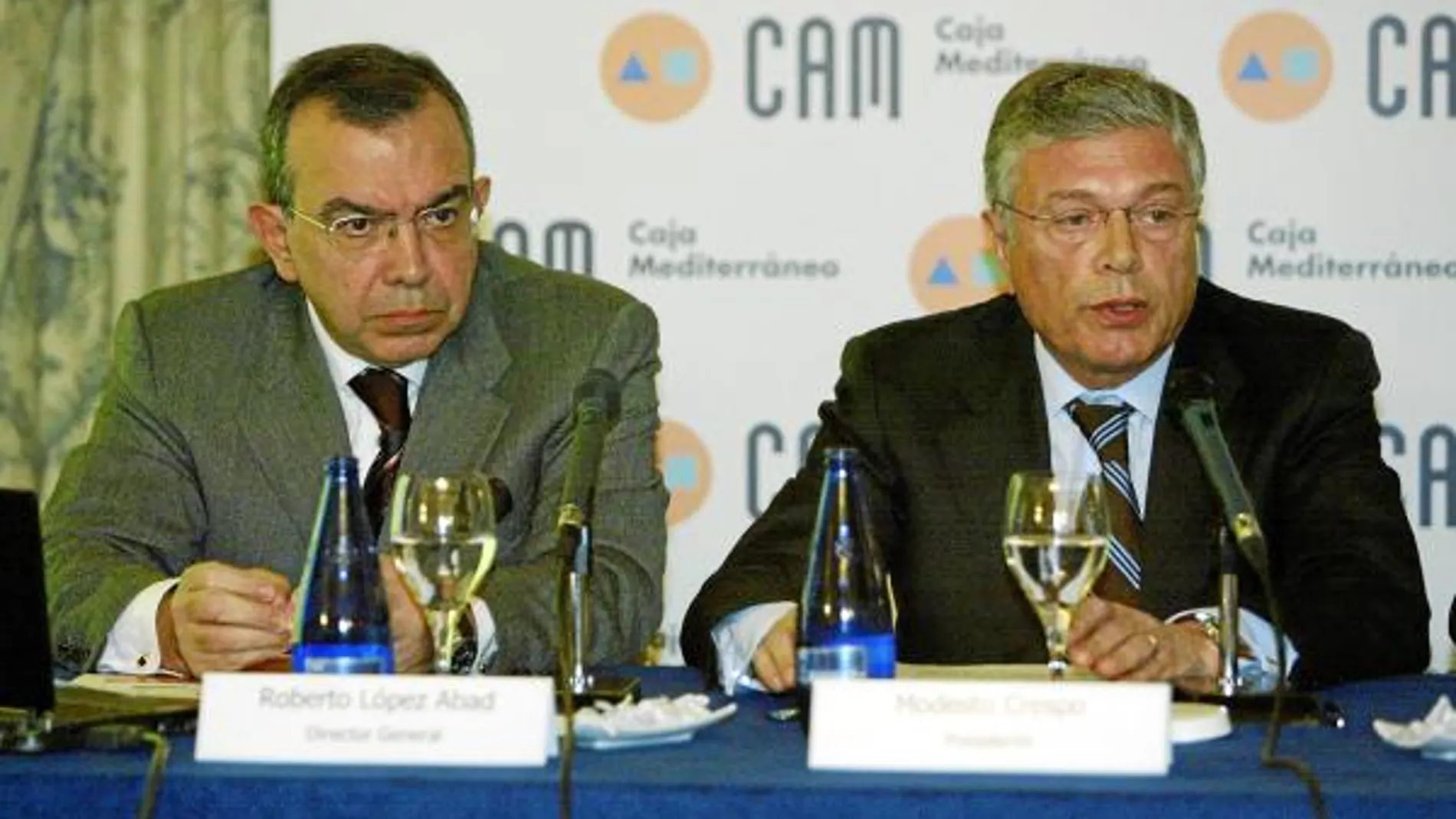 El director de la CAM, Roberto Lóez, junto a su presidente, Modesto Crespo