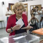 La alcaldesa de Madrid, Manuela Carmena, ejerce su derecho al voto en el IES Conde de Orgaz.