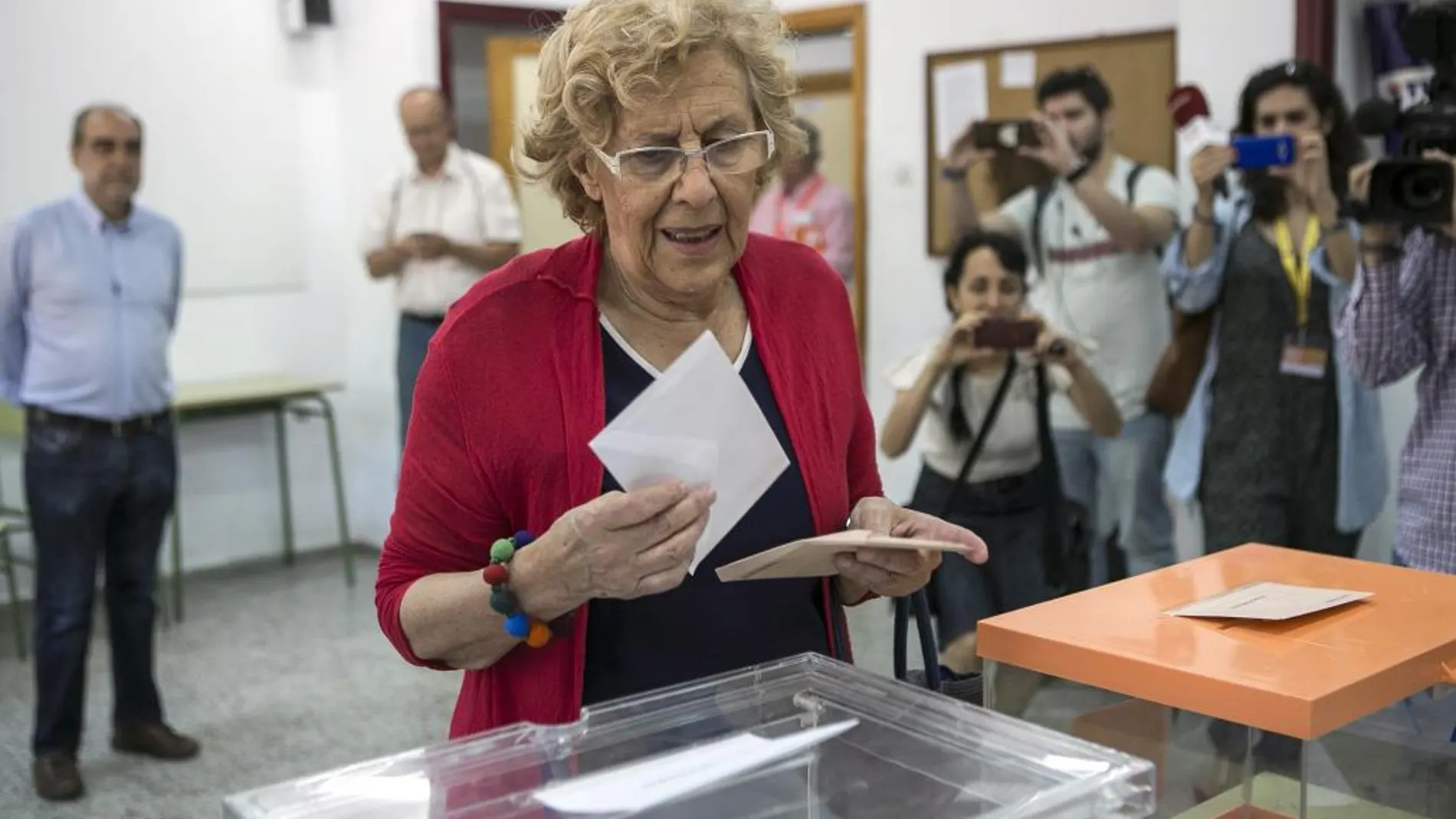 La alcaldesa de Madrid, Manuela Carmena, ejerce su derecho al voto en el IES Conde de Orgaz.