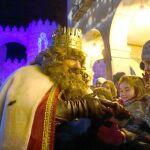 El Rey Gaspar saluda a los niños en la Cabalgata de los Reyes Magos el año pasado en Ávila.