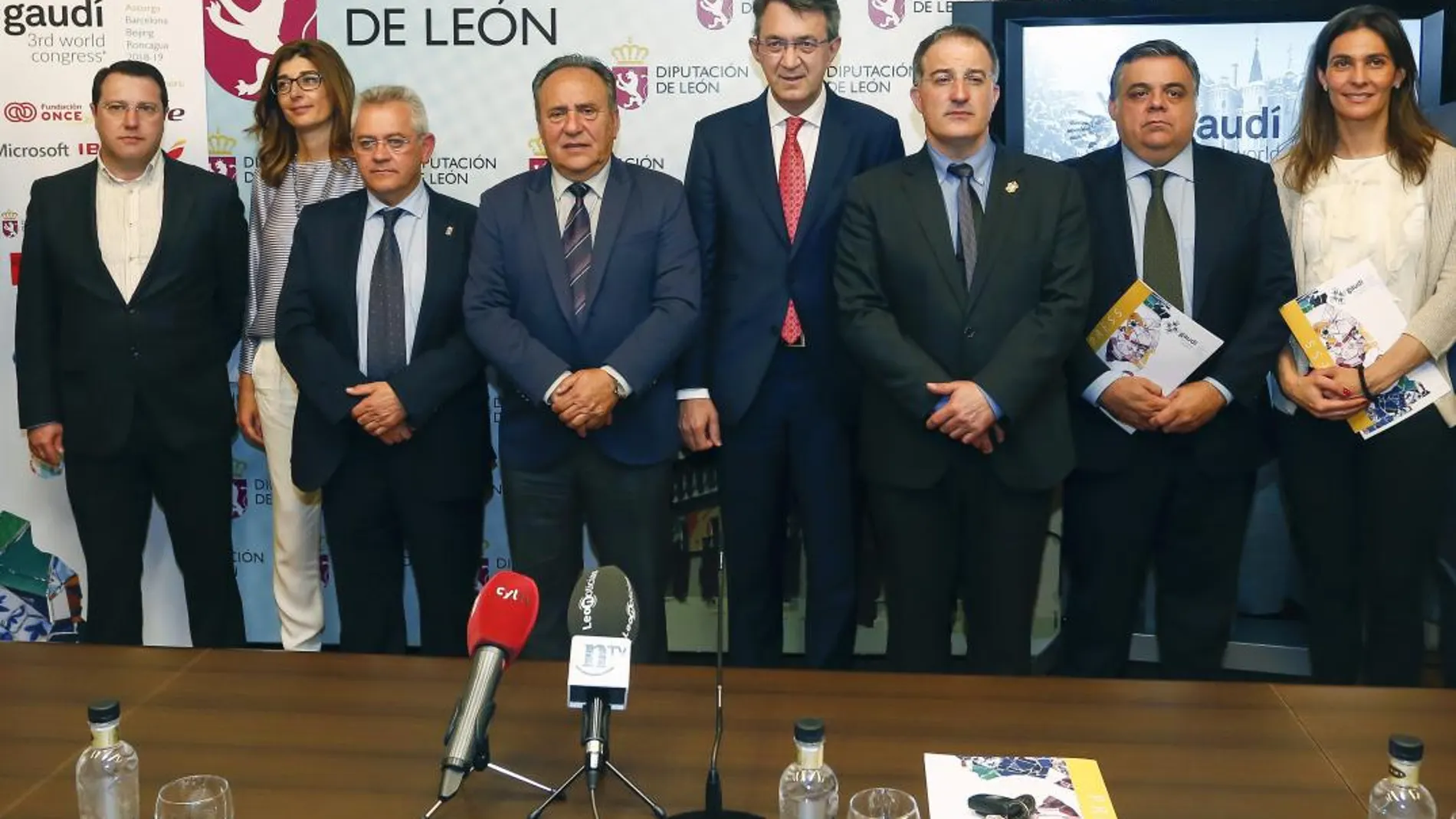 El presidente de la Diputación de León, Juan Martínez Majo, el alcalde de Astorga, Arsenio García, y diferentes expertos presentan el III Congreso Mundial de Gaudí, que se celebrará en Astorga