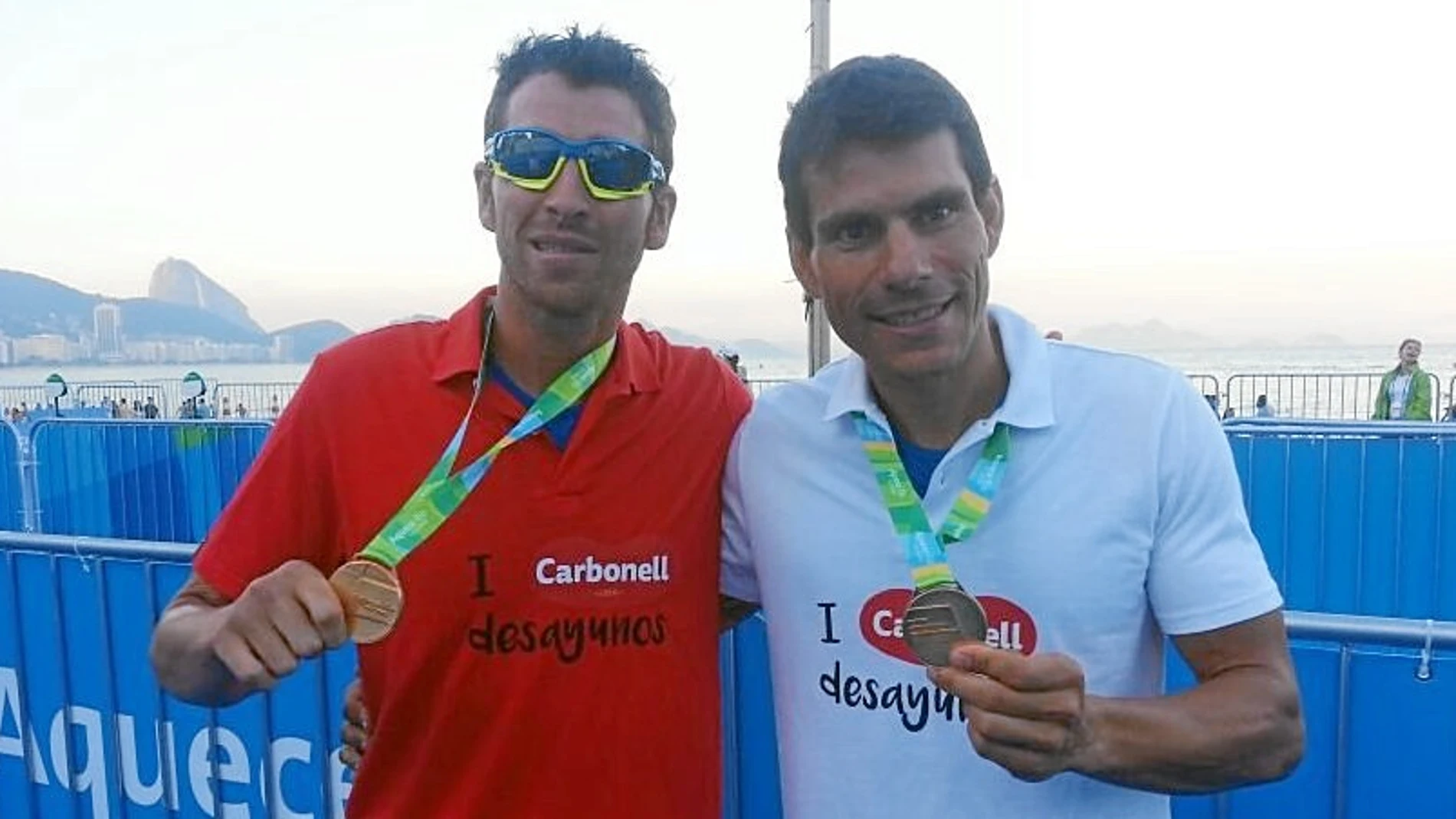 José Luis y su guía, Fran, con la medalla que ganaron en Río