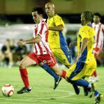 Jurado se marcha con la pelota controlada ante la presencia de dos futbolistas del Cádiz