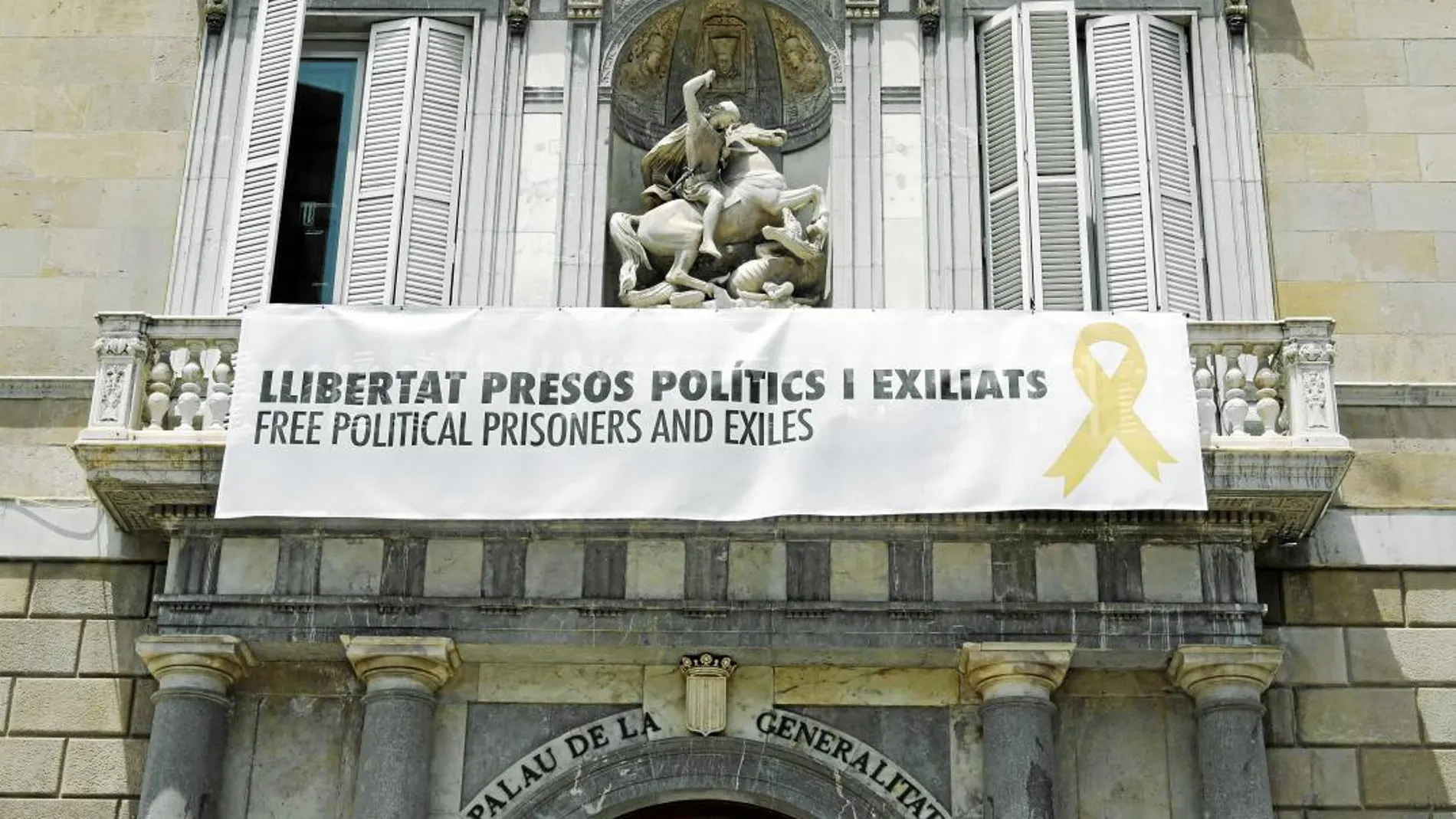 Colgar una pancarta a favor de la liberación de los presos fue lo primero que hizo Quim Torra al llegar a la Generalitat. Inés Arrimadas no ha acudido al Palau por la presencia de este símbolo. / Efe
