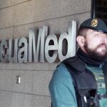 La Guardia Civil en la sede de la empresa Aguas de las Cuencas Mediterráneas (Acuamed)