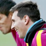 Messi, sonriente en el entrenamiento de ayer junto a Luis Suárez. Neymar, con molestias en los isquiotibiales, no participó en la sesión