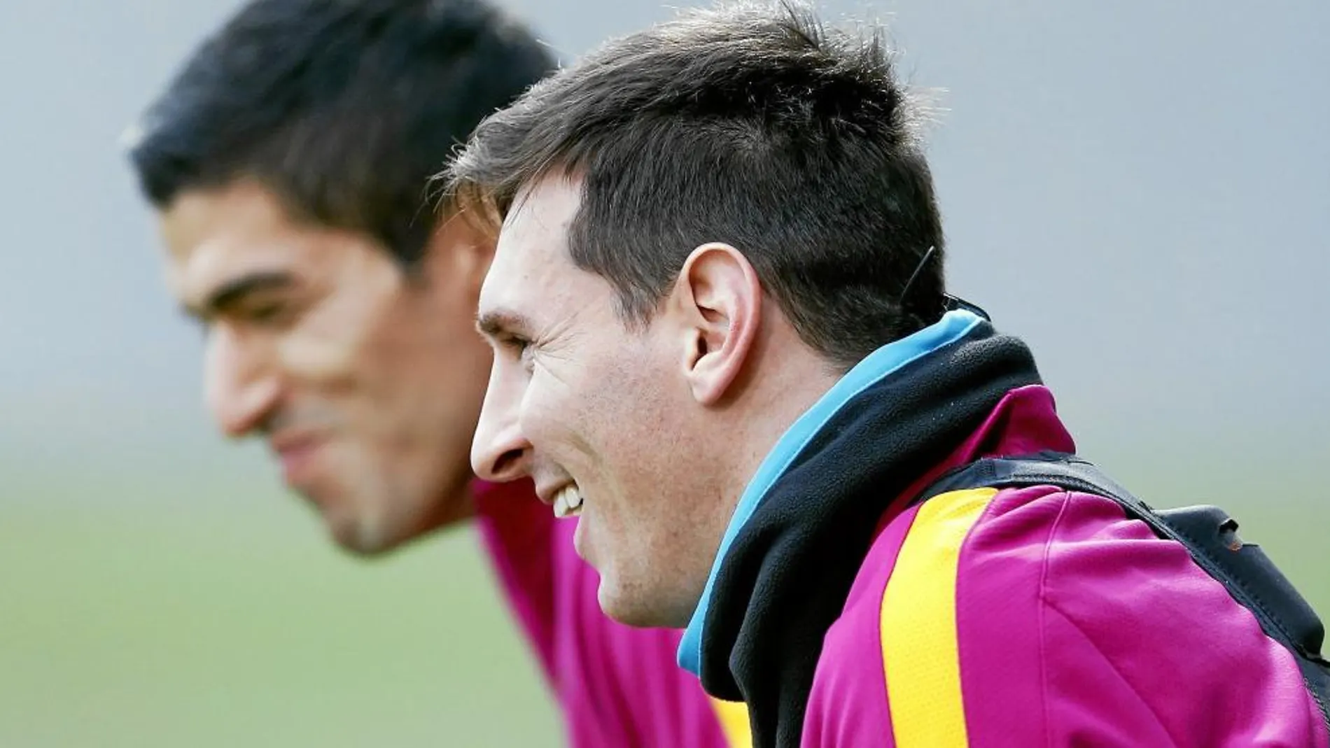 Messi, sonriente en el entrenamiento de ayer junto a Luis Suárez. Neymar, con molestias en los isquiotibiales, no participó en la sesión