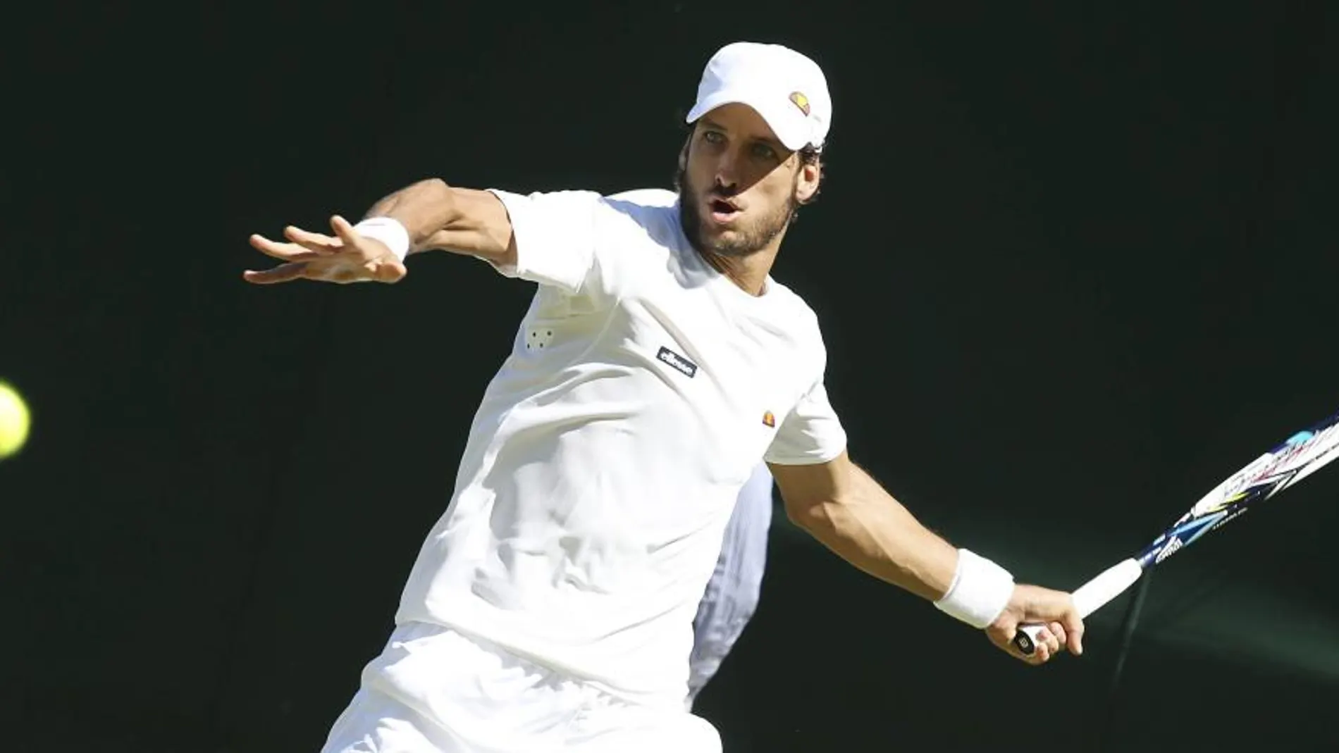 El tenista español Feliciano López devuelve la pelota al belga Steve Darcis