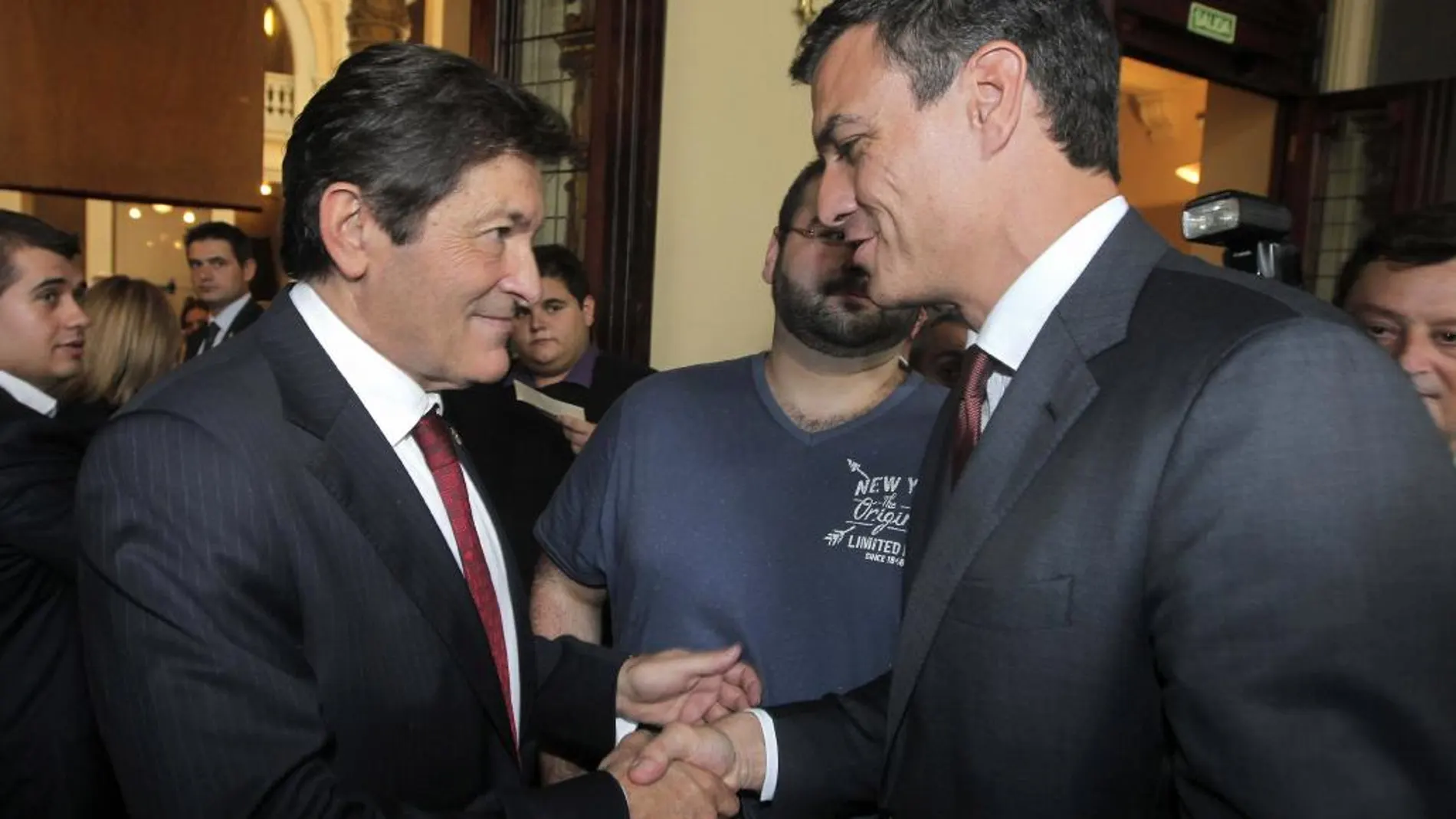 Pedro Sánchez conversa con Javier Fernández, tras asistir a la toma de posesión del presidente del Principado.