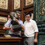 Retirada del busto del Rey Juan Carlos I del Salón de Plenos del Ayuntamiento de Barcelona, el pasado mes de julio.