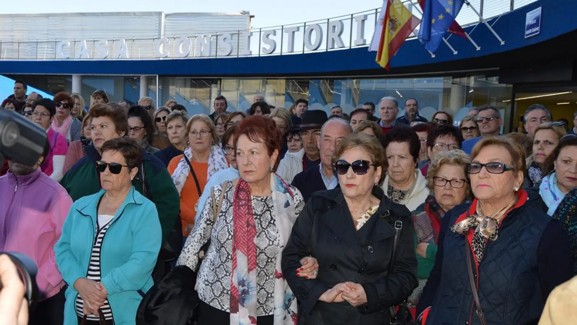 Los vecinos de Las Torres de Cotillas se concentraron ayer como símbolo de repulsa ante el ataque machista que dejó a una mujer en estado grave tras ser disparada a bocajarro por su ex pareja