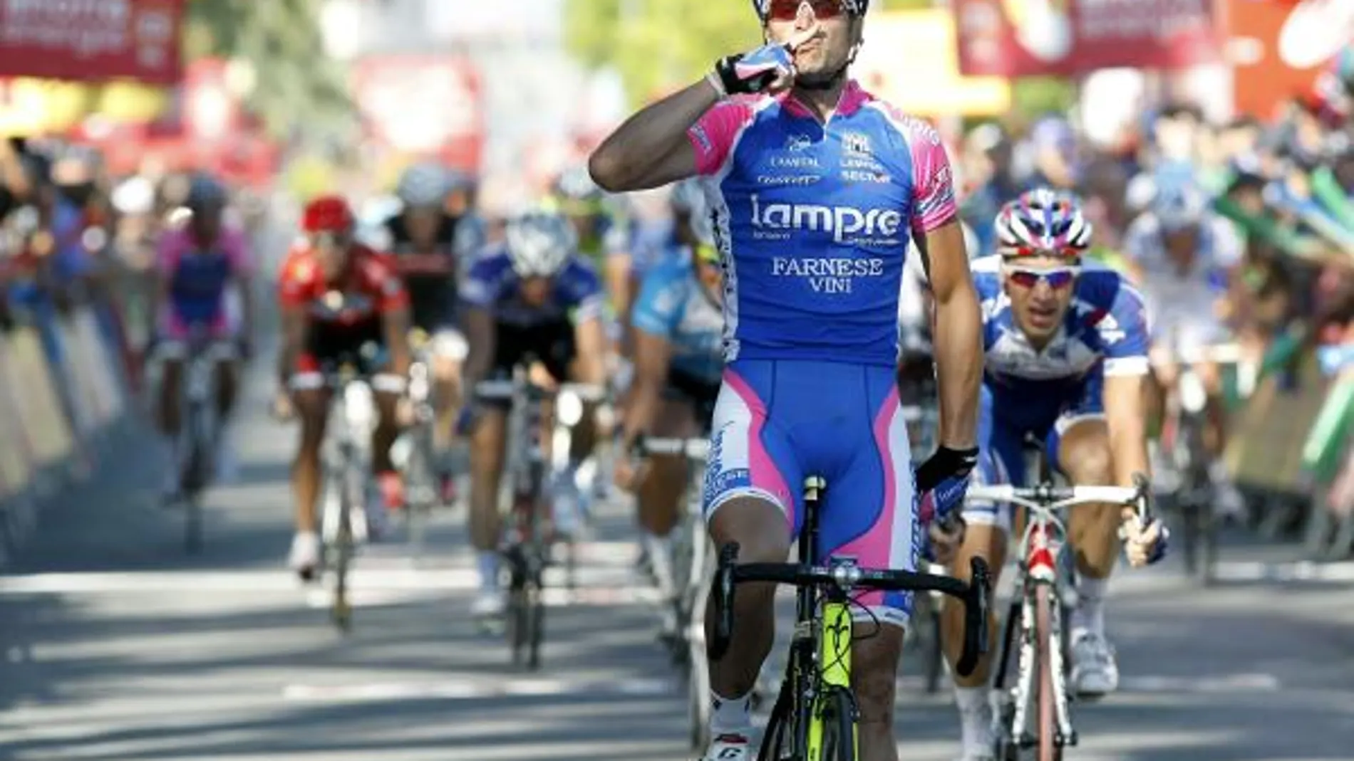 Alessandro Petacchi alza los brazos en señal de triunfo en la meta de Orihuela. El esprinter italiano suma veinte victorias en la Vuelta