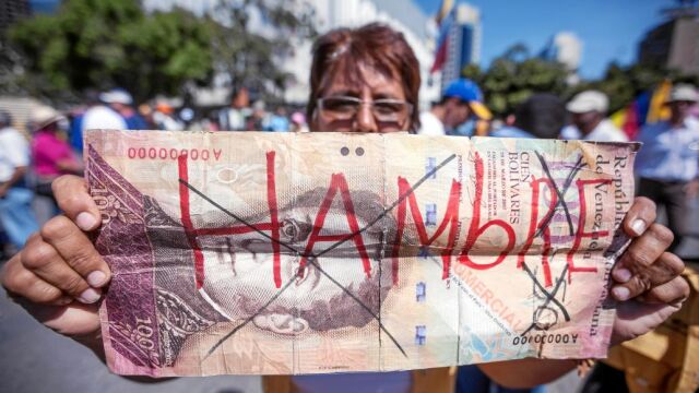 Una mujer protesta en las calles de Caracas ante la falta de productos de primera necesidad