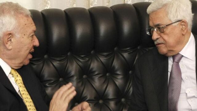 El ministro español de Asuntos Exteriores, José Manuel García-Margallo (i), durante el encuentro que mantuvo con el presidente de la Autoridad Nacional Palestina (ANP), Mahmud Abbas, en la primera jornada de su gira por Oriente Medio.