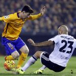 El defensa tunecino del Valencia, Aymen Abdennour, pelea un balón con el delantero argento del Barcelona, Lionel Messi