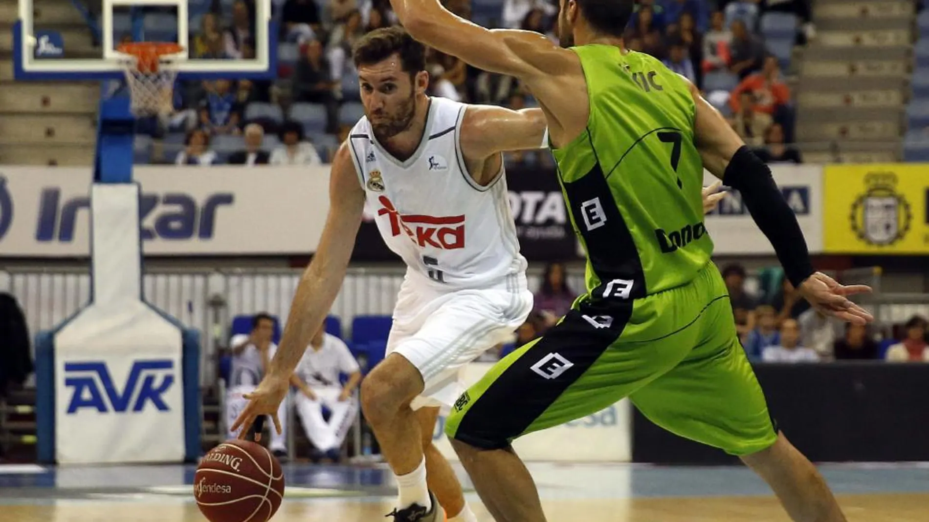 Rudy Fernández (i) con el balón ante el alero del Retabet.es GBC Zoran Vrkic