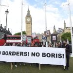 Varios manifestantes que apoyan la permanencia del Reino Unido en la Unión Europea se reúnen delante del Parlamento británico.