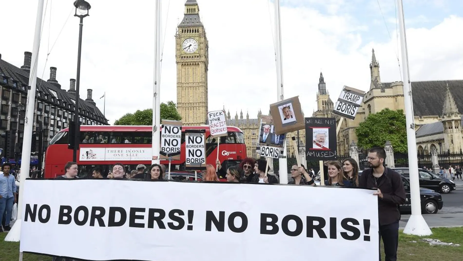 Varios manifestantes que apoyan la permanencia del Reino Unido en la Unión Europea se reúnen delante del Parlamento británico.