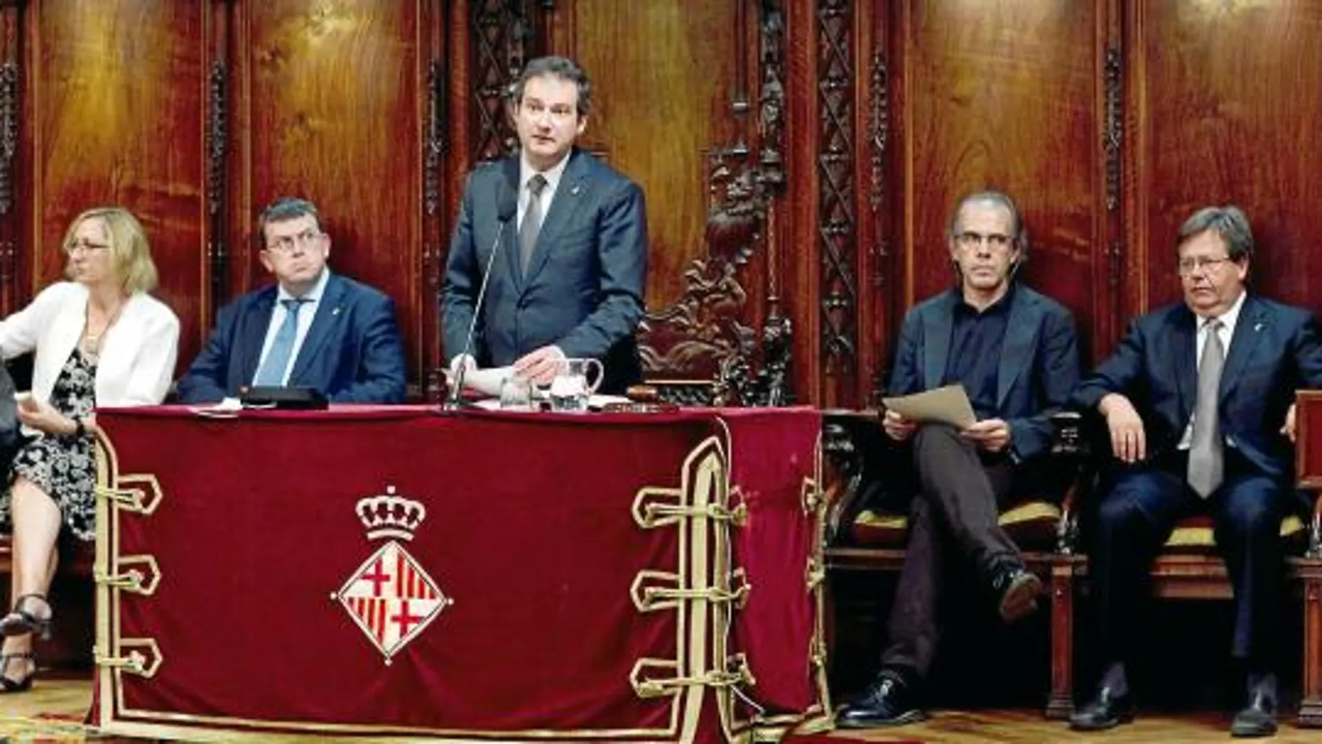 Barcelona encabeza la ofensiva municipal contra el Constitucional