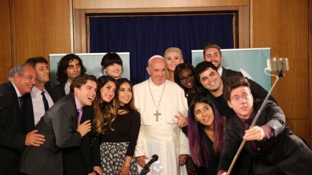 Fotografía cedida por la red Scholas Occurrentes donde se ve al papa Francisco posando con un grupo de jóvenes «youtubers»