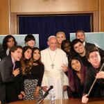 Fotografía cedida por la red Scholas Occurrentes donde se ve al papa Francisco posando con un grupo de jóvenes «youtubers»