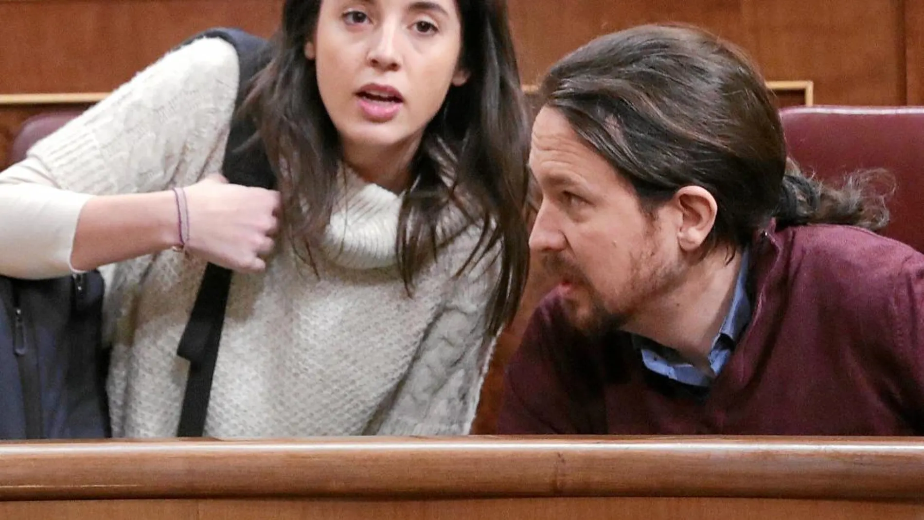 Irene Montero, ayer con Pablo Iglesias durante el Pleno en el Congreso en el que se aprobó la Ley de Igualdad Retributiva de Podemos