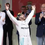 Lewis Hamilton celebra su triunfo junto al príncipe Alberto de Mónca y la princesa Charlene.