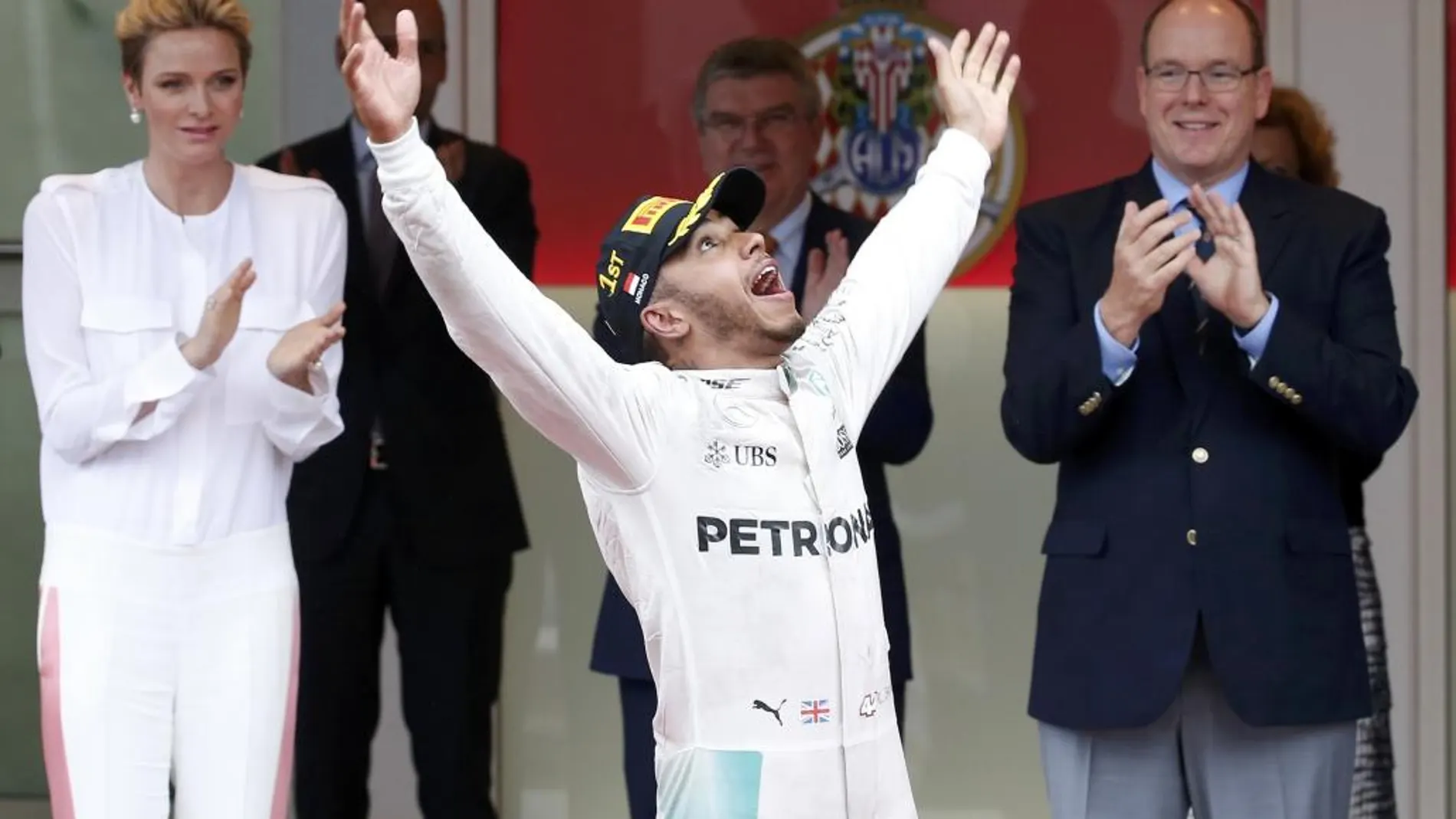 Lewis Hamilton celebra su triunfo junto al príncipe Alberto de Mónca y la princesa Charlene.