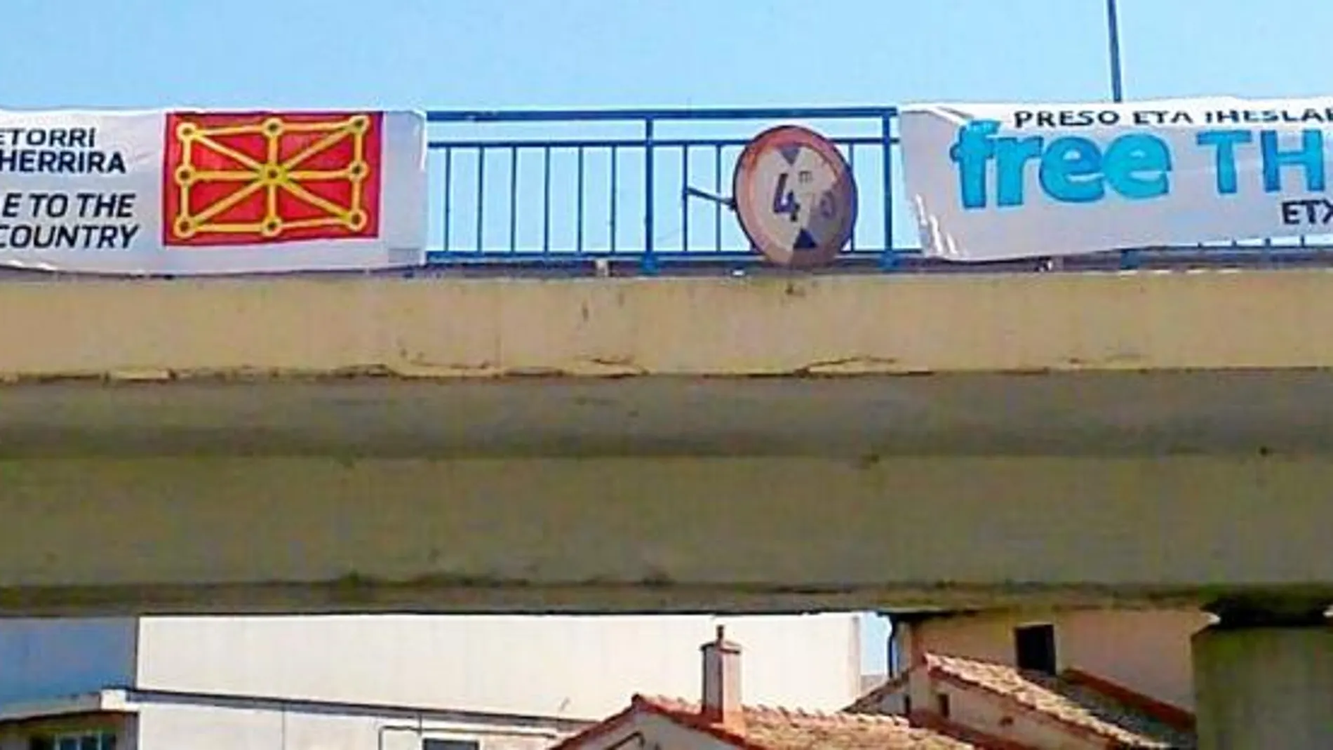 «Bienvenidos al País Vasco» en Pamplona. Varios carteles colocados a la entrada de la ciudad de Pamplona dan la bienvenida a Euskal Herria y defienden la liberación de presos
