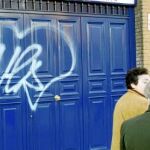 Los grafitis no artísticos son habituales en fachadas del centro