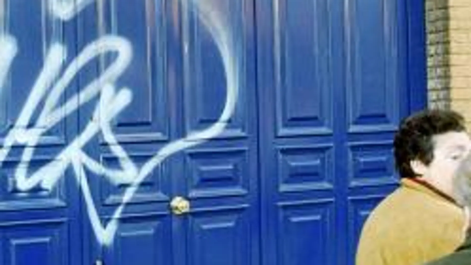 Los grafitis no artísticos son habituales en fachadas del centro