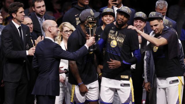 Los Golden State Warrior reciben el Trofeo. Foto: Efe