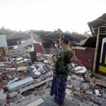 Un hombre inspecciona su casa destrozada por el terremoto del pasado domingo en Lombok / Foto: Ap