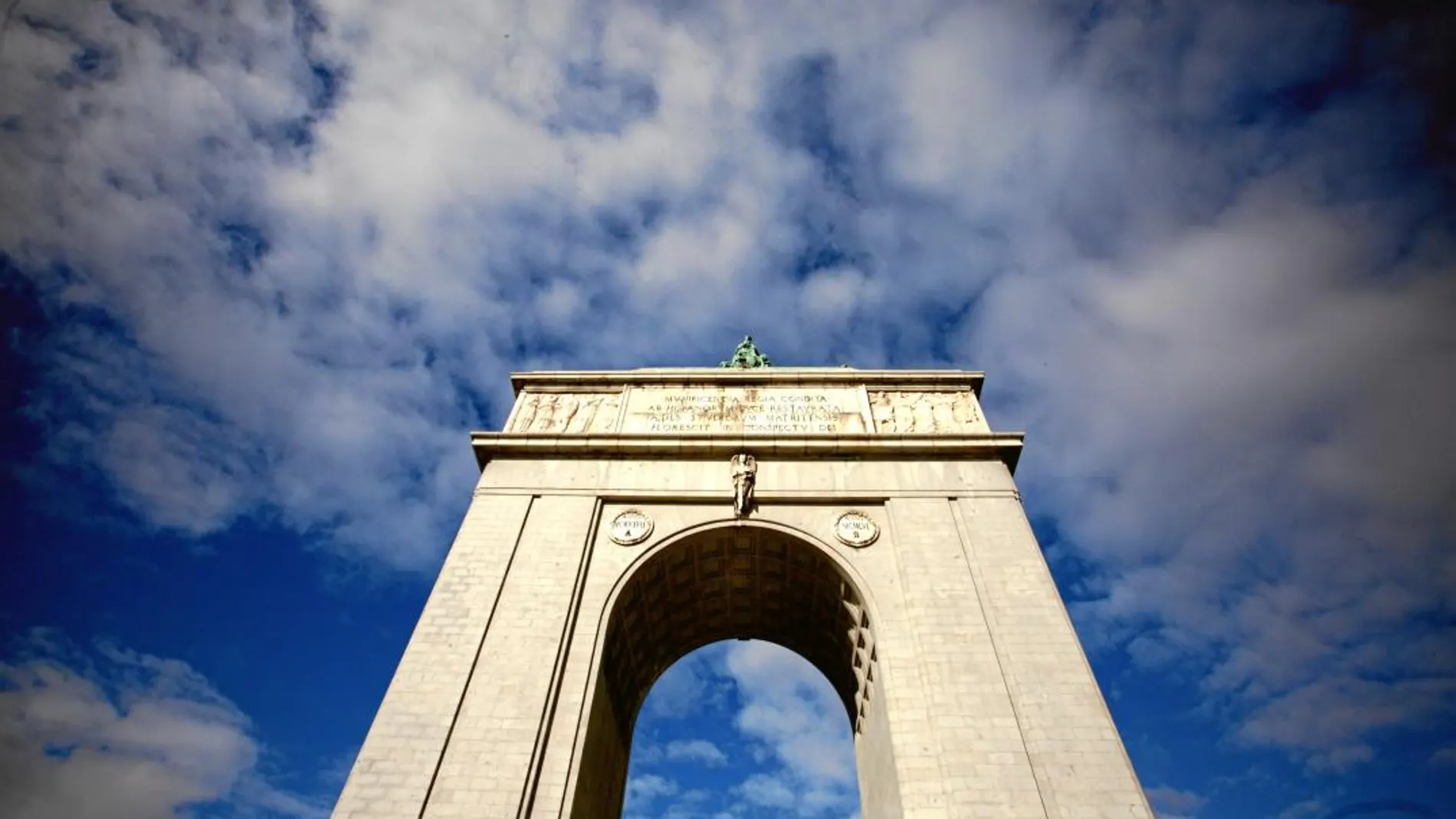 El monumento fue inaugurado el 18 de julio de 1956 como homenaje al triunfo de Franco en la guerra civil. Se eligió la ubicación de la Ciudad Universitaria en recuerdo a uno de los emplazamientos en los que se libró la batalla de Madrid