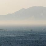 El inmigrante ingresado en UVI tras nadar desde Marruecos a Melilla se encuentra "fuera de peligro"