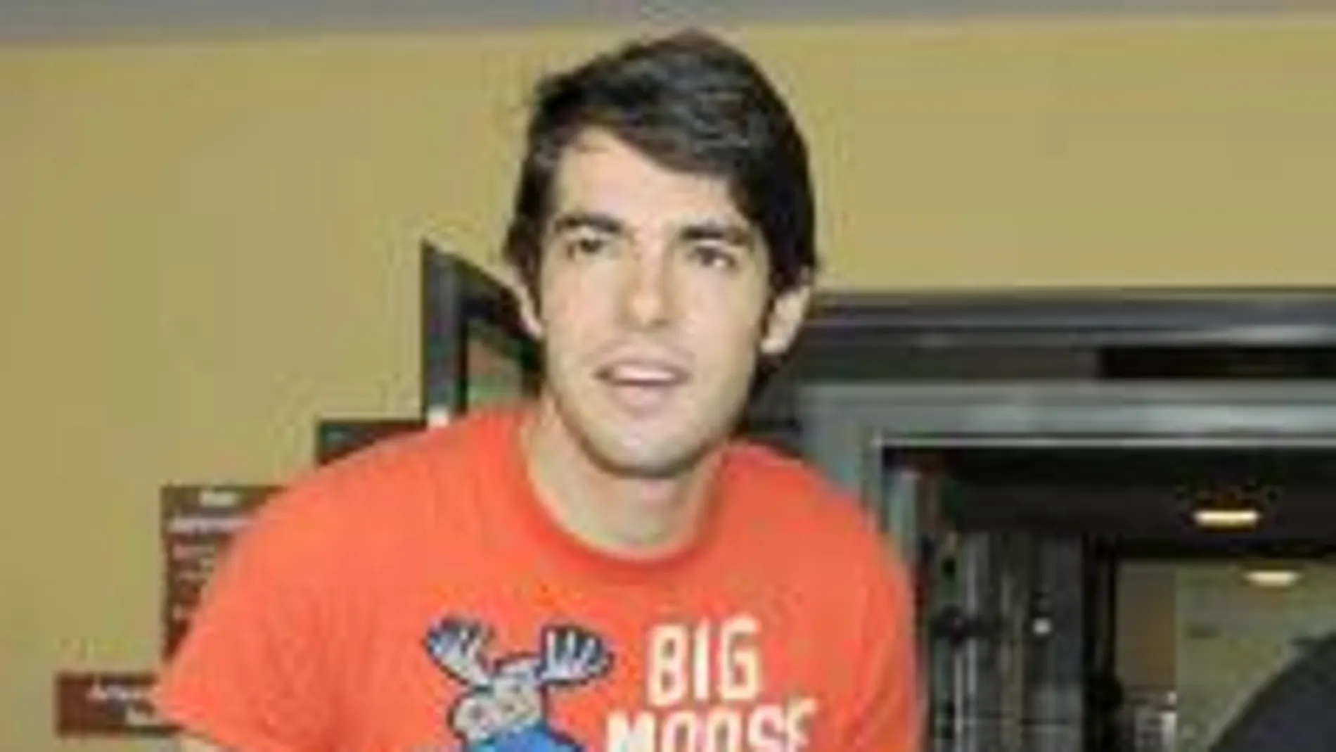 Kaká sale del hospital de Amberes donde fue operado de la rodilla por el doctor Martens