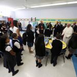 El Papa durante su la visita a una escuela en el barrio de Harlem