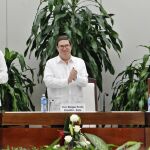 El jefe negociador del Gobierno colombiano, Humberto de la Calle (d), el segundo jefe de las FARC y líder de los delegados de la guerrilla en La Habana, Luciano Marín, junto al canciller cubano Bruno Rodríguez Parrilla durante la presentación del nuevo acuerdo de paz