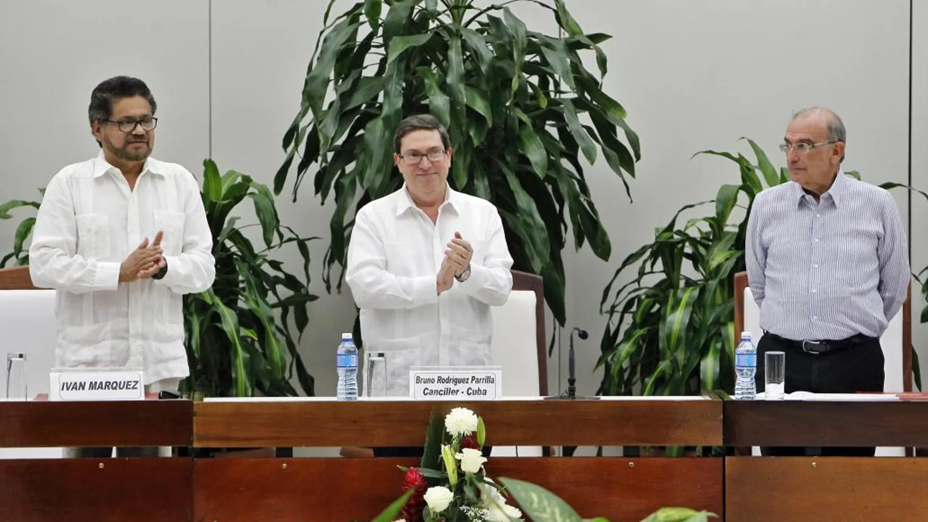 El jefe negociador del Gobierno colombiano, Humberto de la Calle (d), el segundo jefe de las FARC y líder de los delegados de la guerrilla en La Habana, Luciano Marín, junto al canciller cubano Bruno Rodríguez Parrilla durante la presentación del nuevo acuerdo de paz