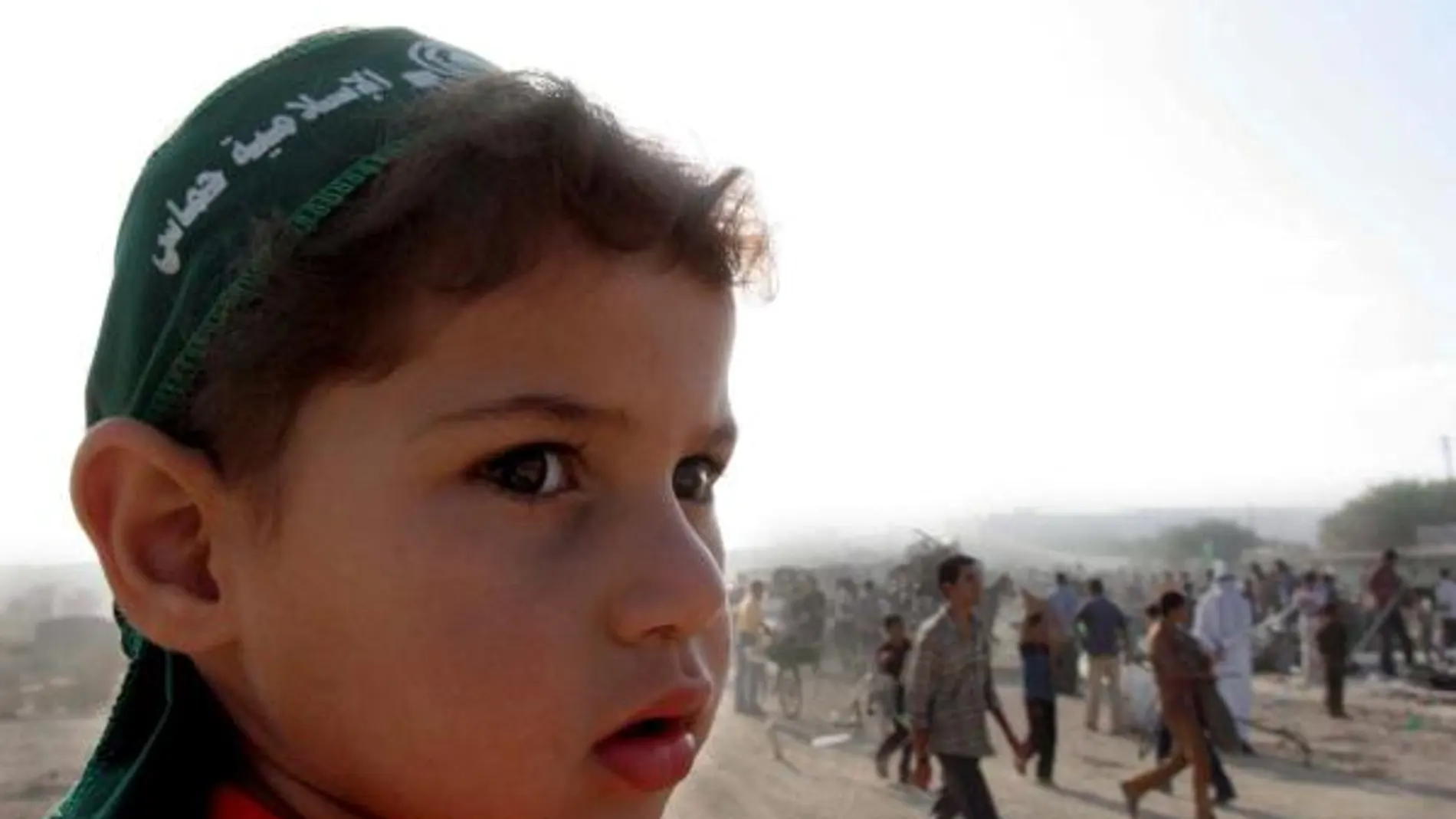 . Un niño palestino mira hacia el antiguo asentamiento de Neve Dekalim, en la franja de Gaza, en una foto de archivo/Efe