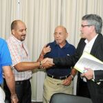 El consejero Luis Pizarro se reunió ayer con representantes de los trabajadores municipales de La Línea