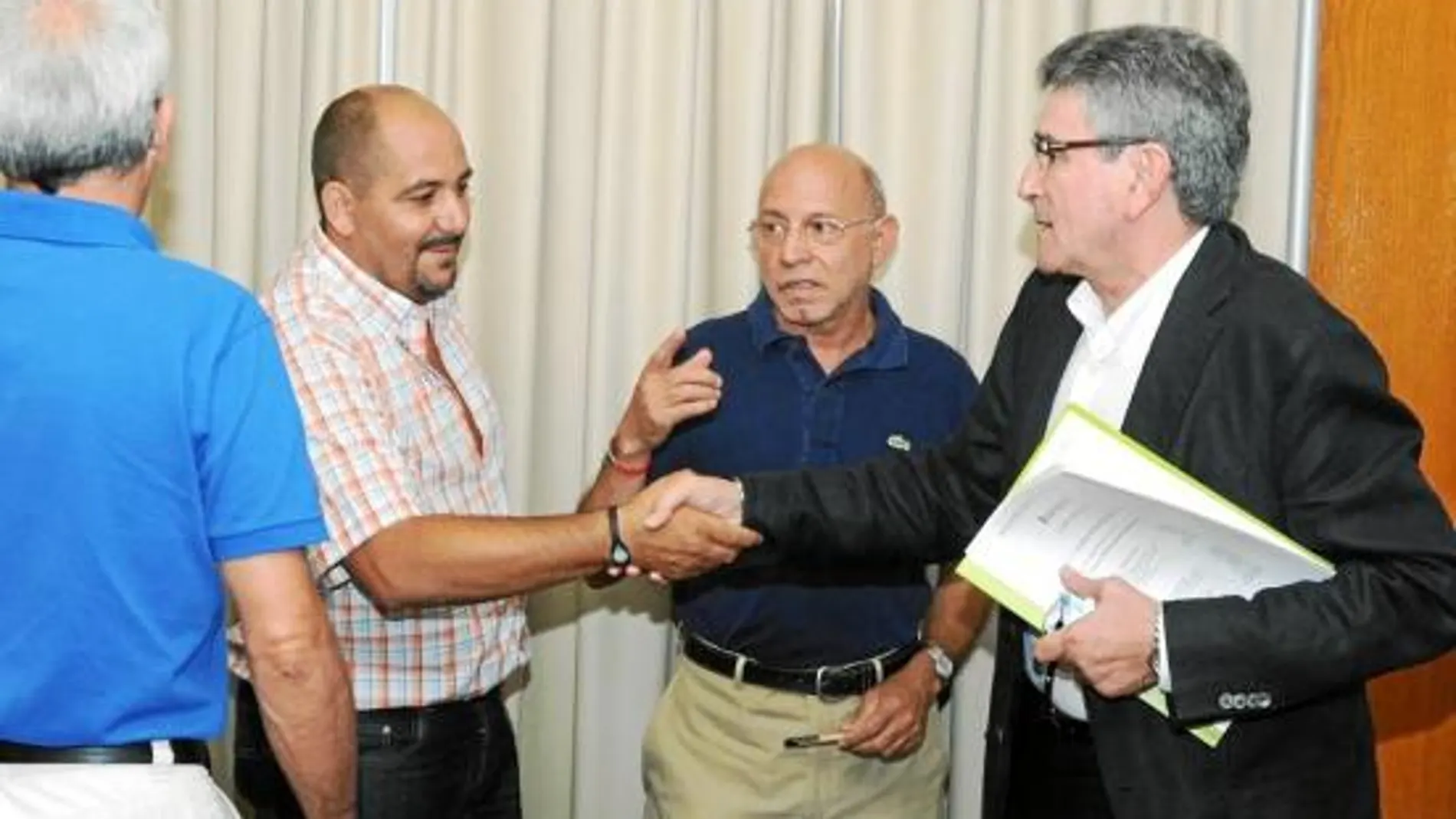 El consejero Luis Pizarro se reunió ayer con representantes de los trabajadores municipales de La Línea