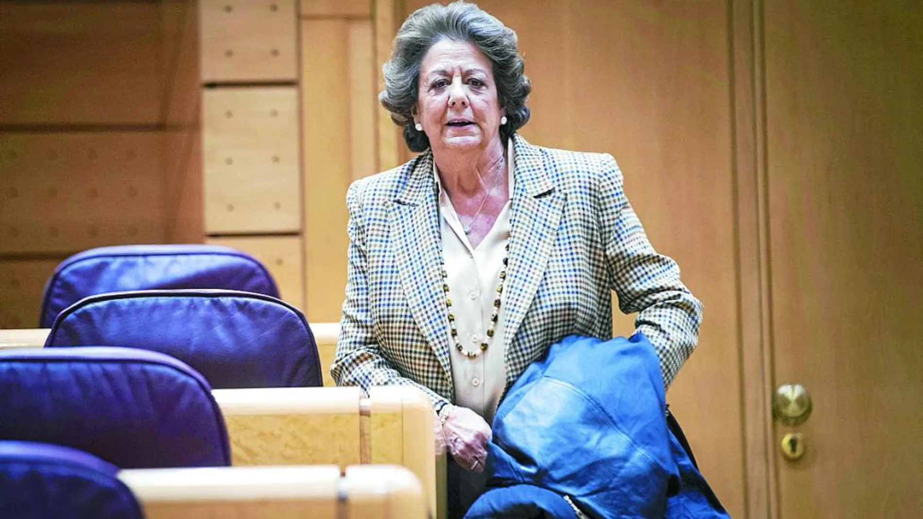 Rita Barberá acudió ayer al Senado donde se debatió una moción del PSOE sobre supresión de aforamientos