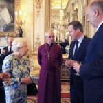 La reina Isabel II junto a David Cameron Grayling y el arzobispo de Canterbury, Justin Welby