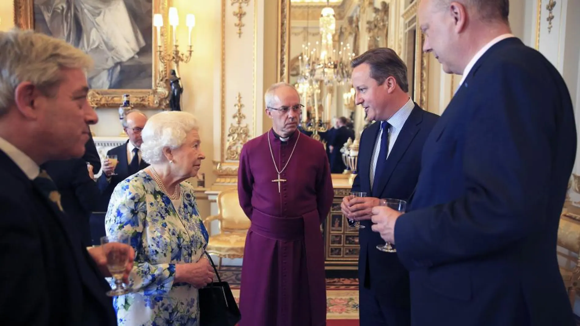 La reina Isabel II junto a David Cameron Grayling y el arzobispo de Canterbury, Justin Welby