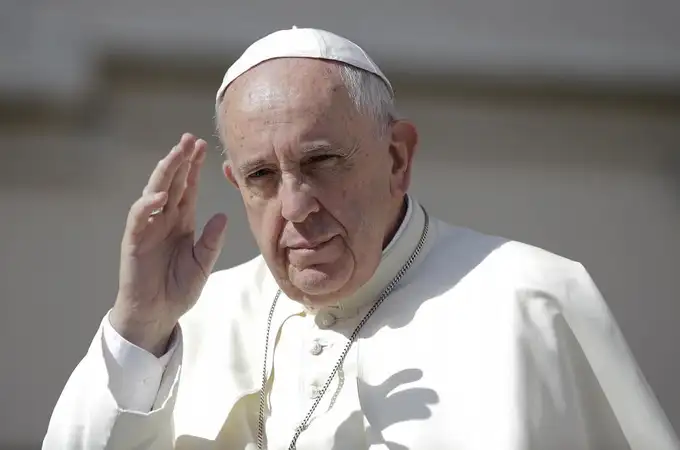 El Papa planta cara a una hernia abdominal